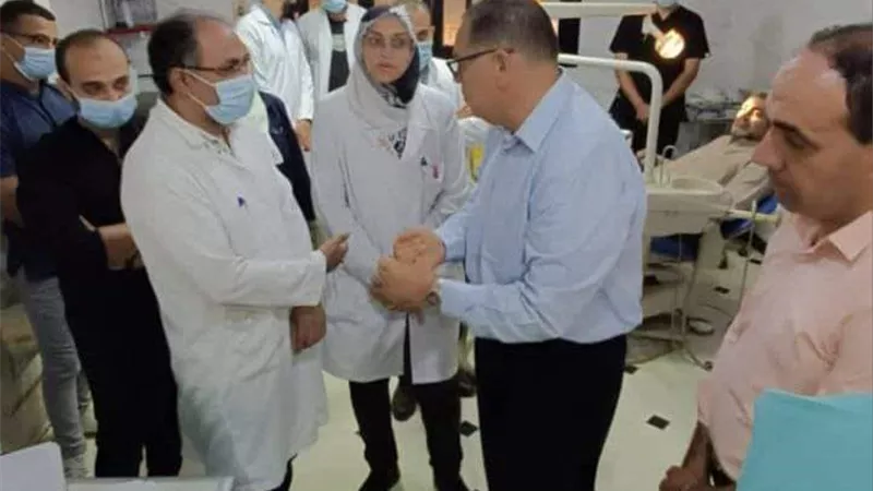 محافظ الشرقية يُفاجيء مستشفي منياالقمح ويلتقى المترددين عليه