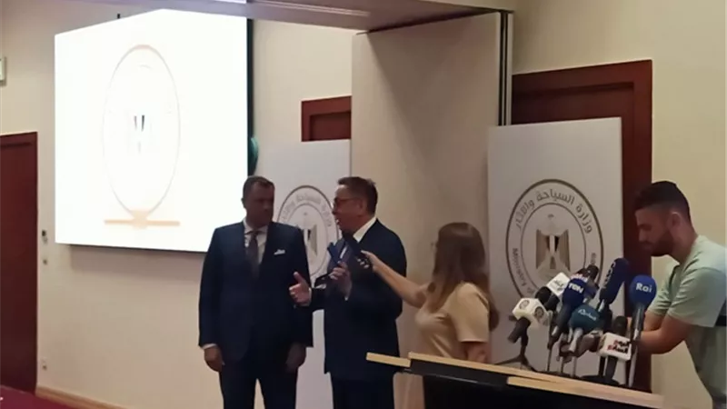 عيسى يتسلم اعلي وسام من جمهورية كازاخستان تقديرا لجهوده