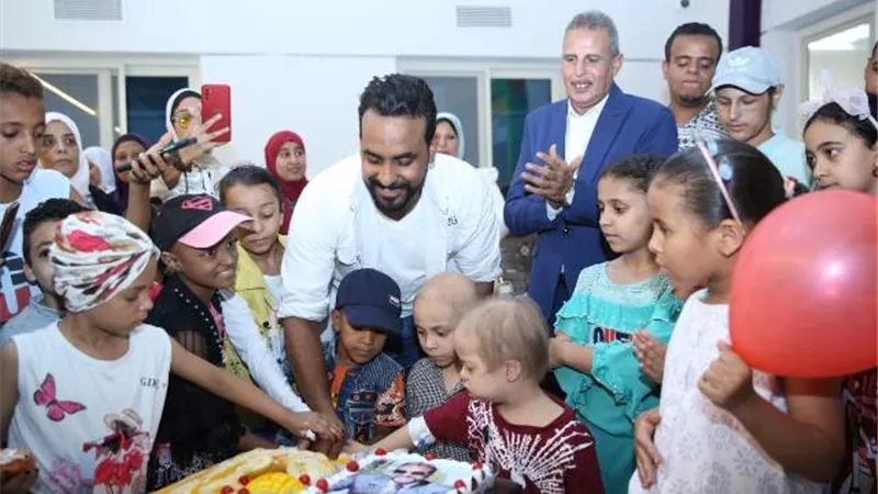 شاب ينظم حفل عيد ميلاده بمستشفى علاج سرطان الأطفال بالأقصر