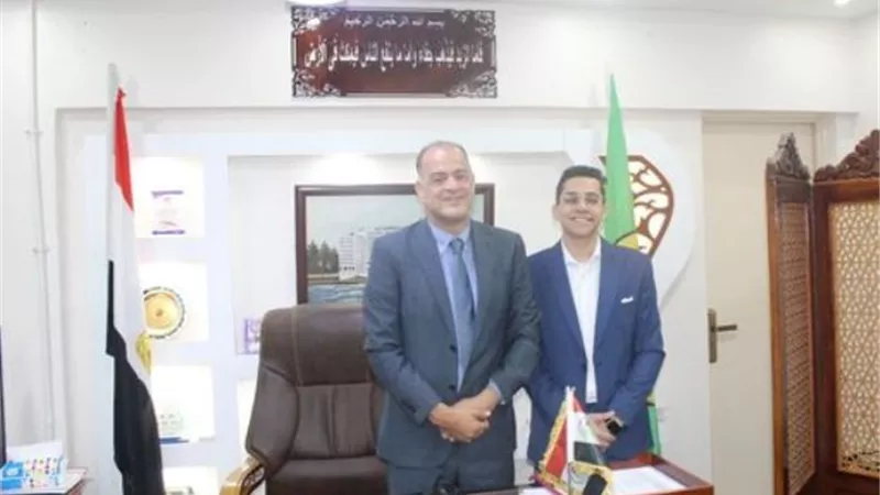 مدير تعليم الإسماعيلية يكرم أول الجمهورية على مدارس الأستيم..صور