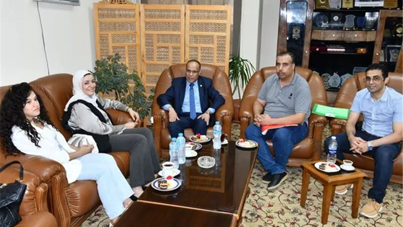 نائب رئيس جامعة القناة يبحث سبل التعاون مع ممثلي برنامج 