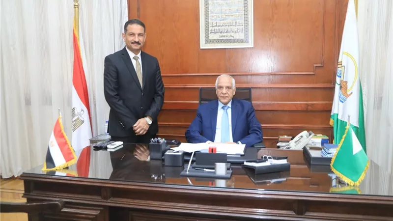 المحافظ يهنئ أوائل الثانوية العامة من أبناء الجيزة