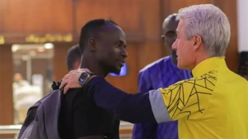 ساديو ماني يصل معسكر النصر في الطائف قبل مواجهة الزمالك .. صور
