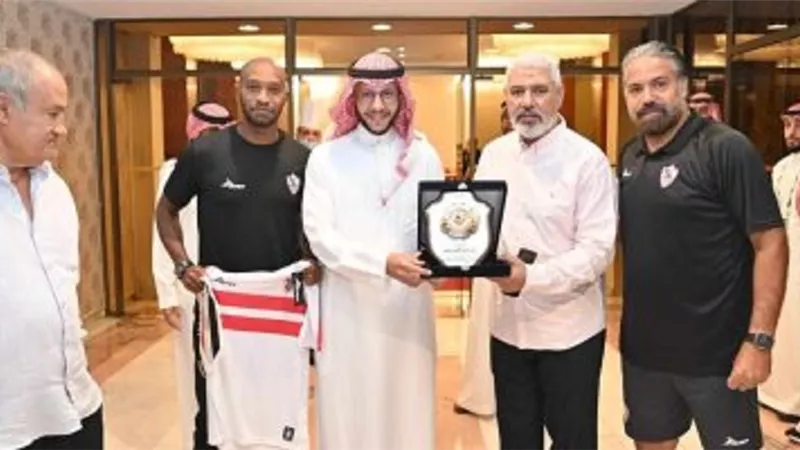 محافظ الطائف يزور بعثة الزمالك ويلتقي باللاعبين