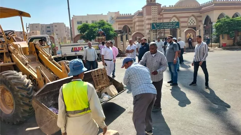 حملة للقضاء على الأسواق العشوائية والإشغالات بالعبور .. صور
