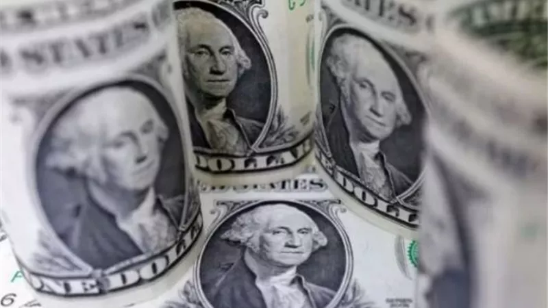 الدولار يتراجع بعد تخفيض التصنيف الائتماني للولايات المتحدة