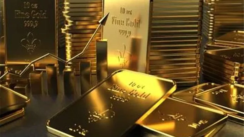 الذهب يرتفع بعد تراجع الدولار وعائدات سندات الخزانة إثر قرار فيتش