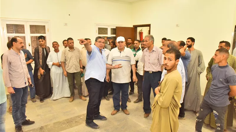 محافظ أسيوط يتفقد مجمع خدمات المواطنين ومجمع الخدمات الزراعية