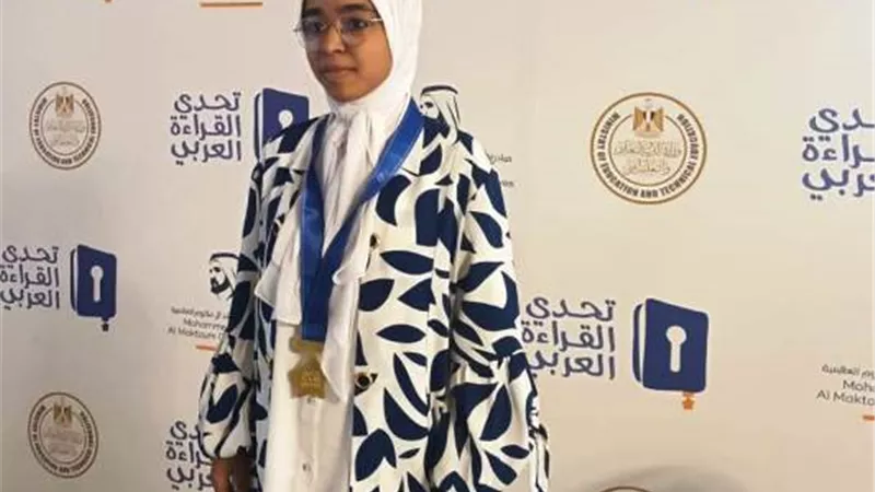 محافظ اسوان يهنئ صاحبة المركز الثانى بـ 