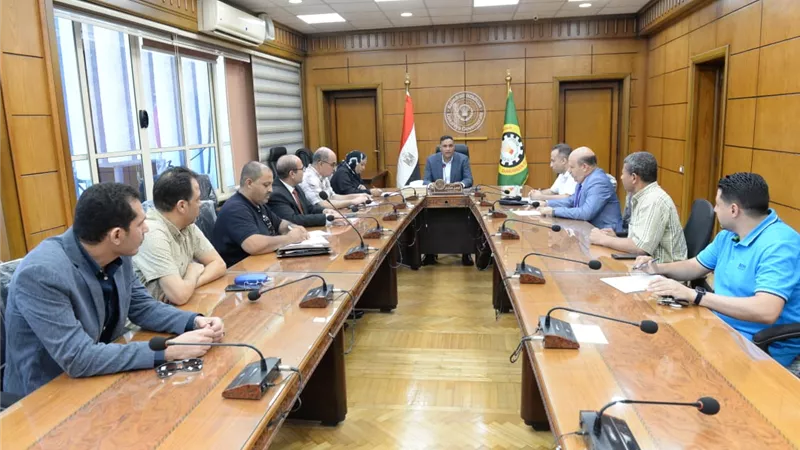 متابعة العمل داخل المجمعات الحكومية بقري حياة كريمة بشربين