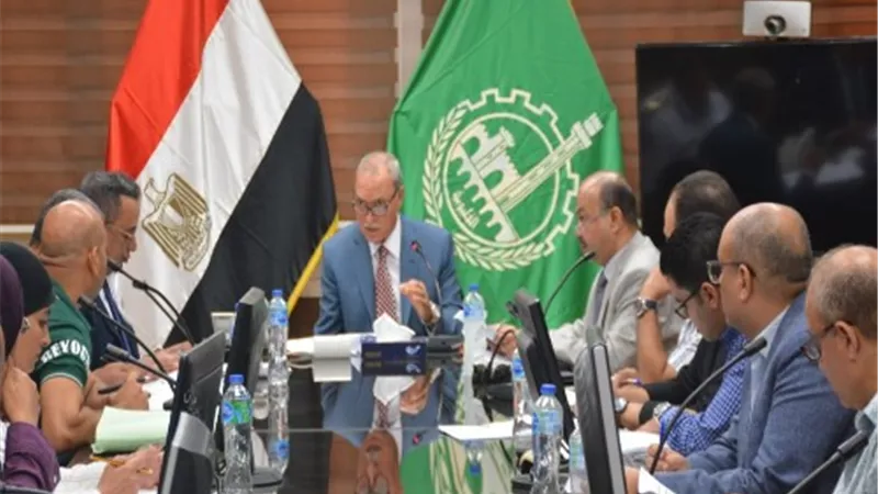 الهجان يناقش الطلبات المقدمة لإنشاء اعلانات بشوارع القليوبية