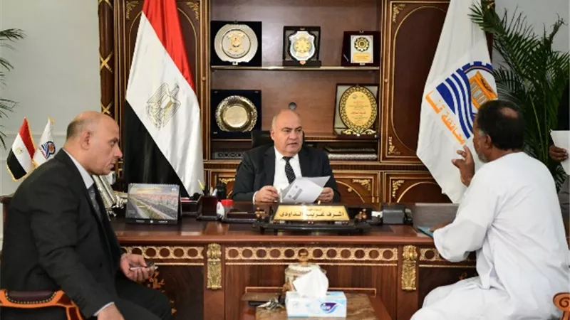 محافظ قنا يستقبل ٤٥ مواطنا لبحث شكاواهم ومطالبهم