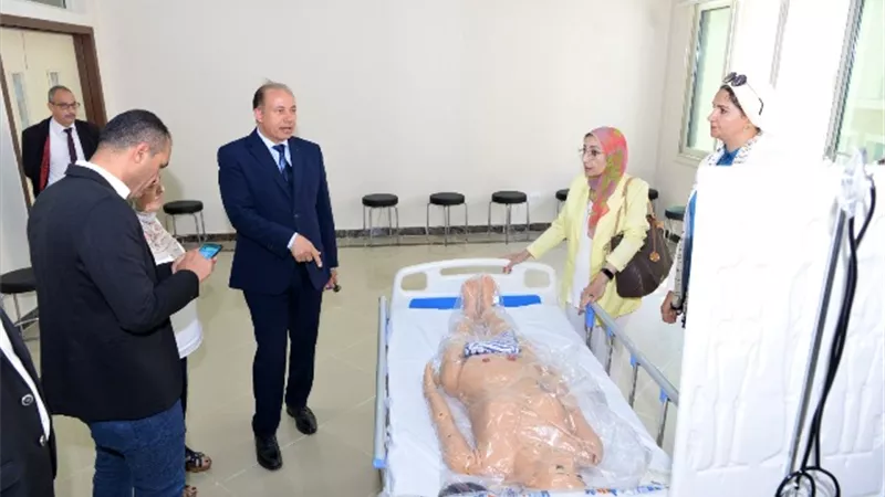 رئيس جامعة المنصورة الأهلية يستقبل لجنة المجلس الأعلى للجامعات