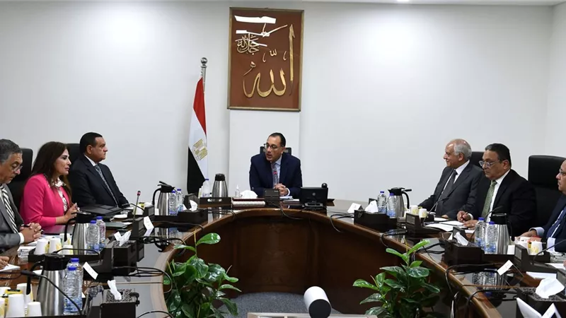 رئيس الوزراء يتابع مخططات المنطقة الاستثمارية بـ