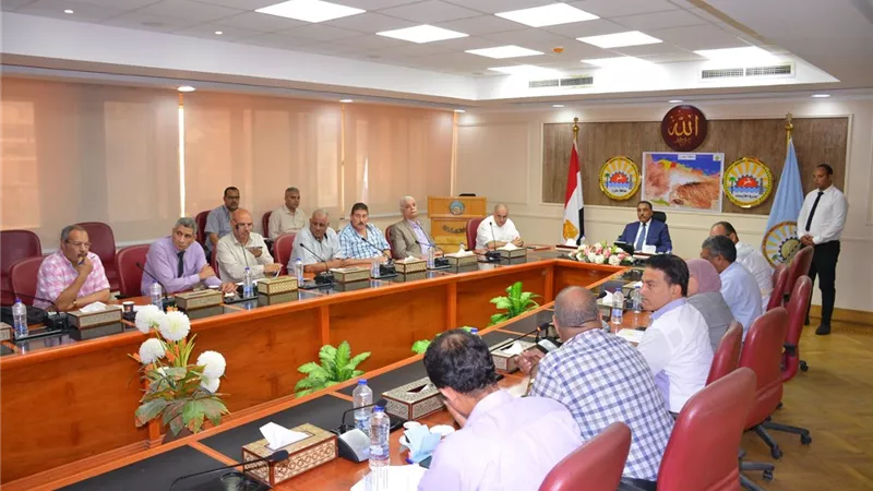 محافظ مطروح يناقش تطوير عدد من المرافق بمطروح