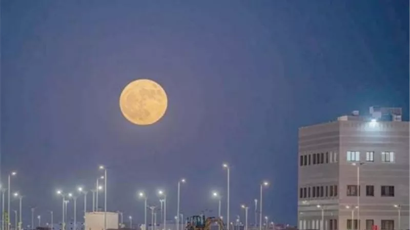القمر العملاق .. تريند يغزو الآفاق