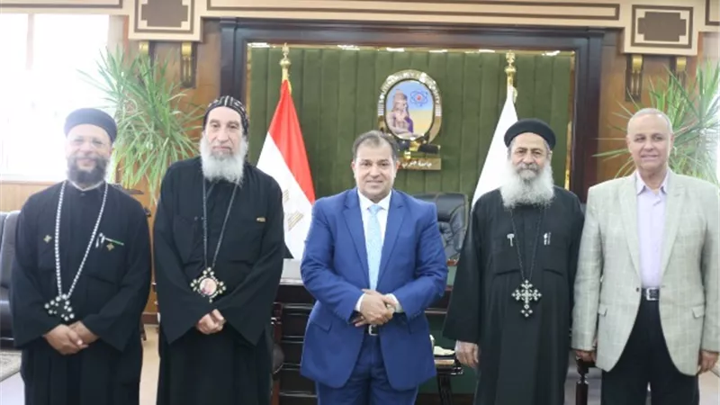وفد الكنيسة الارثوذكسية يهنئ رئيس جامعة جنوب الوادي الجديد