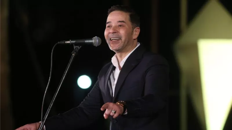 بدء توافد الجمهور على حفل مدحت صالح بمهرجان العلمين
