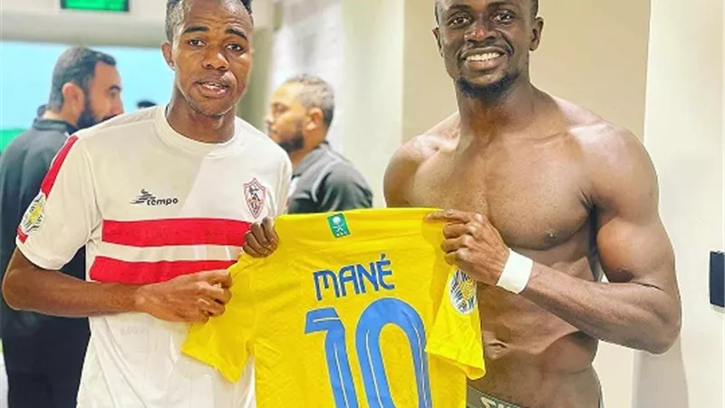نجم الزمالك يحصل على هديه من ساديو ماني عقب مباراة النصر
