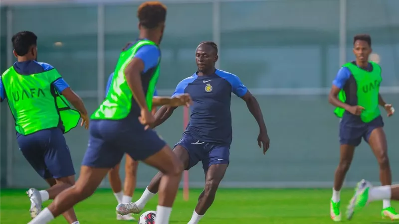 شاهد .. استقبال مثير لـ مانى فى تدريبات النصر