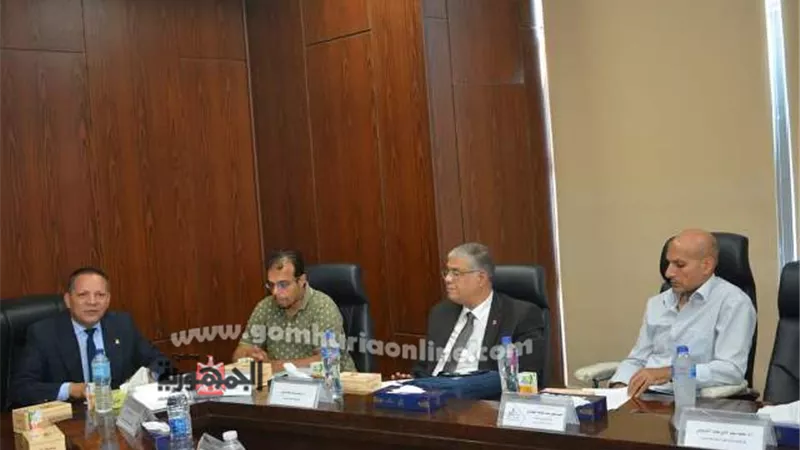 رئيس جامعة دمياط الجديد يشيد بإنجازات الرئيس السابق
