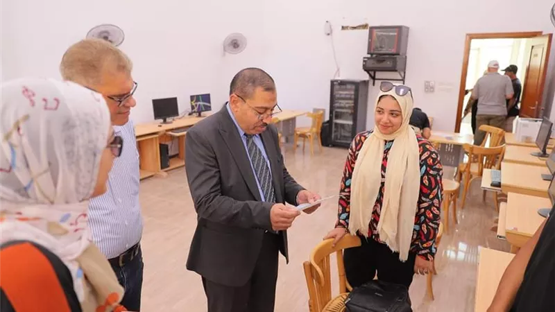 رئيس جامعة السويس يتفقد مكتب التنسيق ويهنيء الطلاب وأولياء الأمور