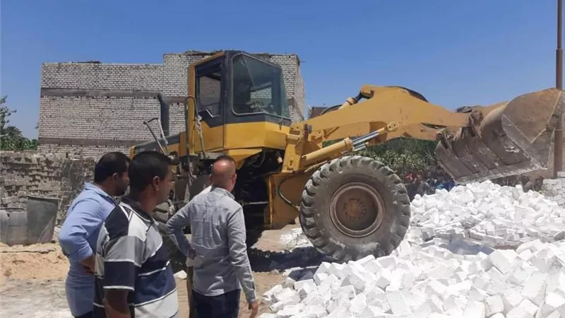 إزالة ٥٠ حالة تعد على أراض زراعية وبناء مخالف فى ٥ مراكز بالمنيا