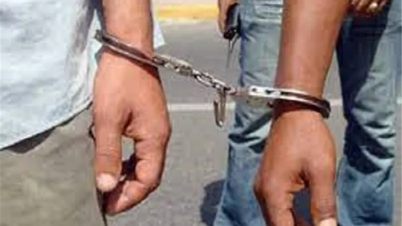القبض على شخصين بحوزتهما 133 هاتف وساعة ذكية مهربين جمركيا