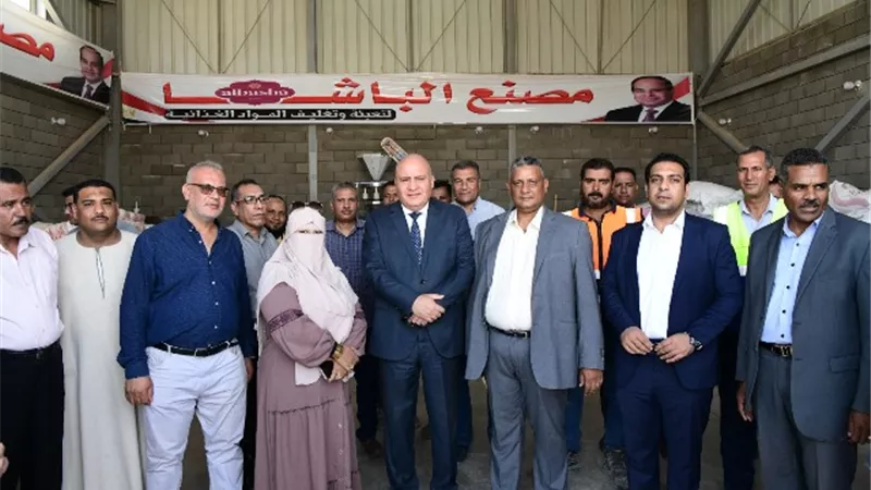 محافظ قنا يتفقد الوحدات الصناعية بمجمع نجع حمادى