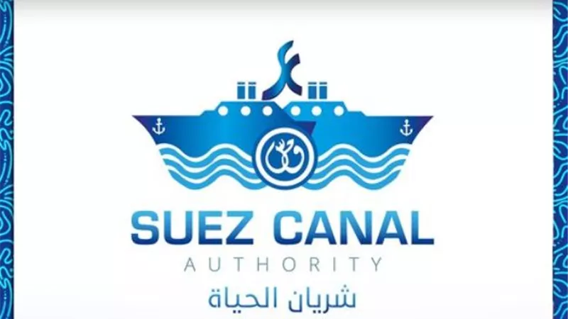 إستمرار إنقاذ قاطرة اصطدمت بناقلة عابرة لقناة السويس