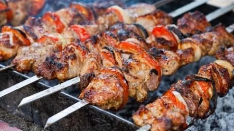 طبيبة تحذر من تناول هذه المشروبات مع المشويات