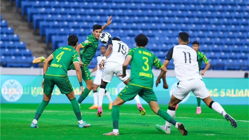فيديو .. حارس الشرطة العراقي يهدي السد القطري هدفا كوميديا