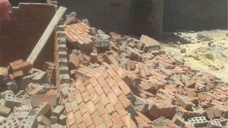 على سعد: جهاز مدينة الشروق يزيل دور مخالف فى عمارة سكنية.. صور