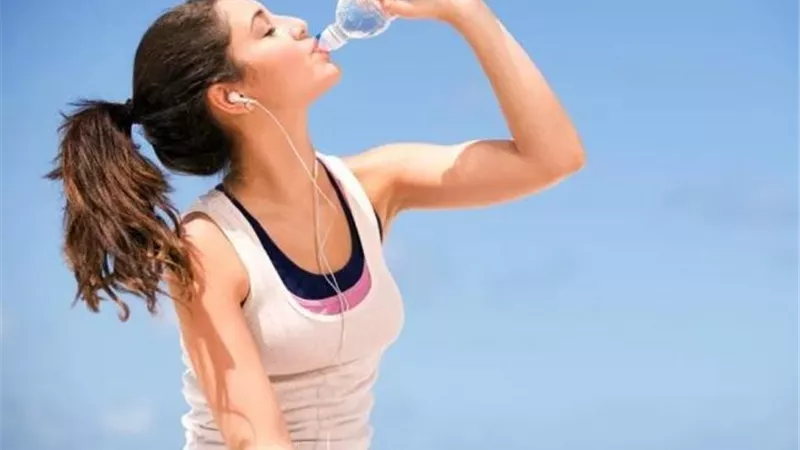 أستاذ التغذية يحذر من شرب كميات كبيرة من الما