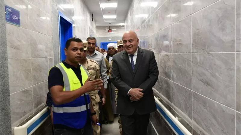 محافظ قنا يتفقد وحدة طب الأسرة بقرية بلاد المال بحري