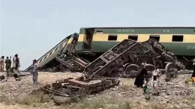 15 قتيلا على الأقل وعشرات الجرحى إثر خروج قطار عن مساره في باكستان