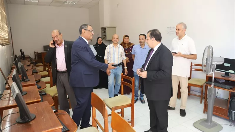 رئيس جامعة جنوب الوادي يتفقد معامل التنسيق الالكتروني