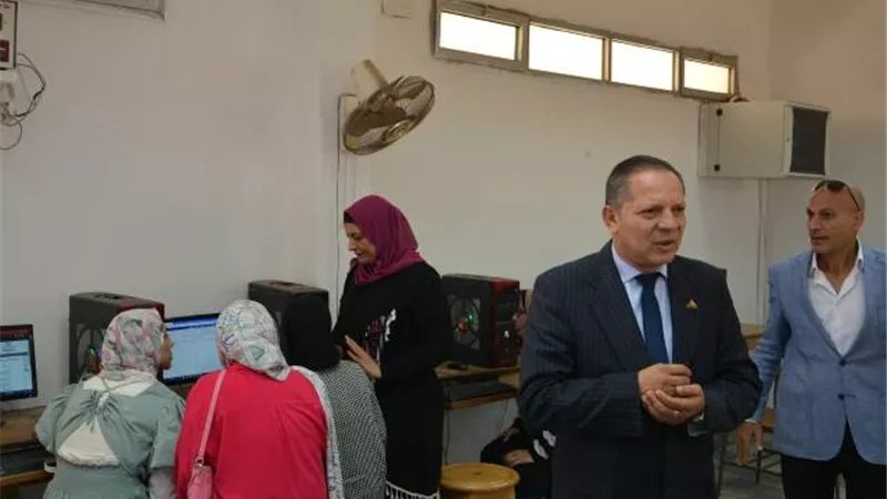 رئيس جامعة دمياط يتفقد أعمال تنسيق الثانوية العامة