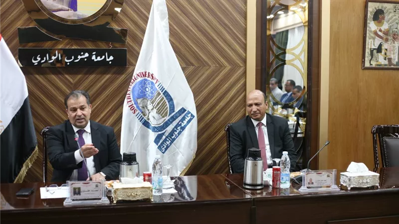 مجلس عمداء جامعة جنوب الوادى يكرم الدكتور احمد كمال نصارى