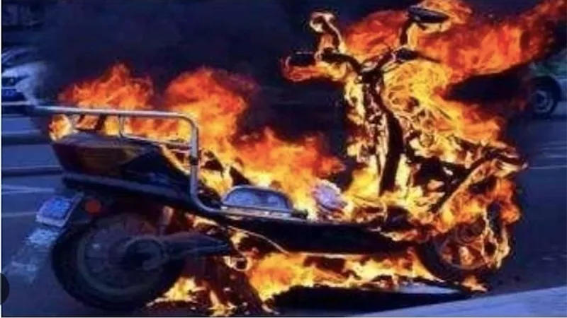 انفجار بطارية دراجة كهربائية يوقع قتيلا ويدمر منزلا في لندن