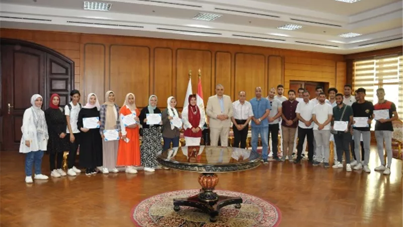 رئيس جامعة كفر الشيخ يكرم طلاب كلية علوم الثروة السمكية والمصايد