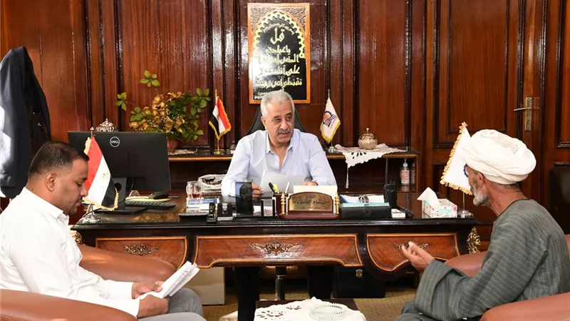 محافظ قنا والسكرتير العام يستقبلان ٥٣مواطنا لبحث شكاواهم ومطالبهم