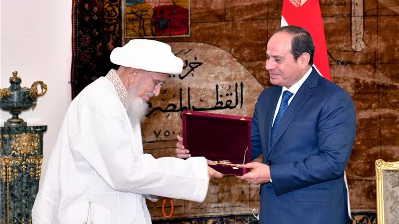 الرئيس السيسي يمنح سلطان البهرة وشاح النيل