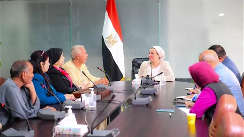 وزيرة البيئة تشيد بالفلاح المصري فى نجاح منظومة المخلفات الزراعية