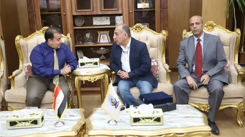 رئيس جامعة جنوب الوادي يستقبل العضو المنتدب لمؤسسة انروت للتنمية