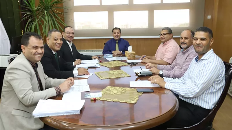 القائم بعمل رئيس جامعة جنوب الوادى يترأس اجتماع مركز الخدمة العامة للدراسات