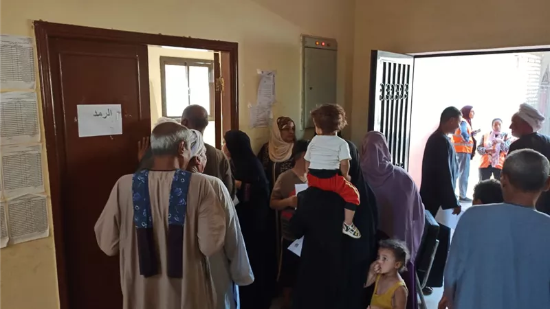 الكشف وعلاج 958 حالة بقافلة الجامعه الطبية بنجع حمادي