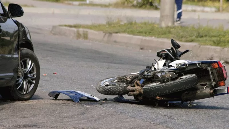 مصرع طفل وإصابة زوجين وابنتهما فى تصادم دراجة بخارية بسيارة بإسنا