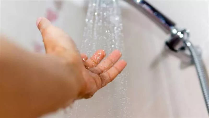 أضرار كثرة الاستحمام على بشرتك