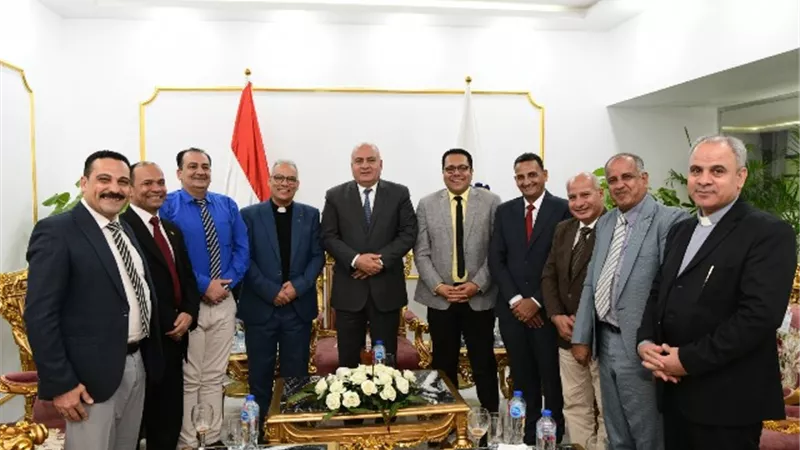 محافظ قنا يستقبل وفد كلية لاهوت مجمع المثال الإنجيلية